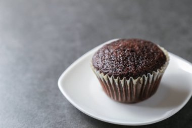 Gri seramik masada lezzetli ve taze çikolatalı kekler..