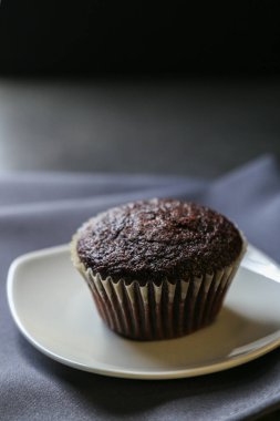 Gri seramik masada lezzetli ve taze çikolatalı kekler..