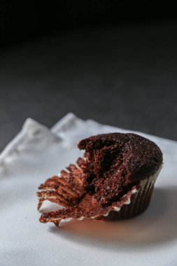 Gri seramik masada lezzetli ve taze çikolatalı kekler..
