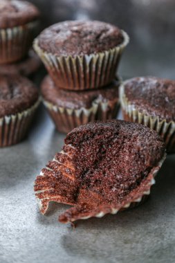 Gri seramik masada lezzetli ve taze çikolatalı kekler..
