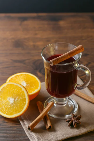 Ahşap Bir Masada Tarçınlı Portakallı Cam Bardaklarda Sıcak Şarap — Stok fotoğraf