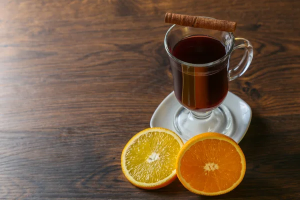 Ahşap Bir Masada Tarçınlı Portakallı Cam Bardaklarda Sıcak Şarap — Stok fotoğraf