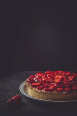 Seramik tabakta şerbetli ev yapımı çilekli turta..