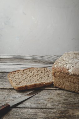 Ev yapımı çavdar ekmeği mayasız, çavdar ekmekli. Sağlık için faydalı.