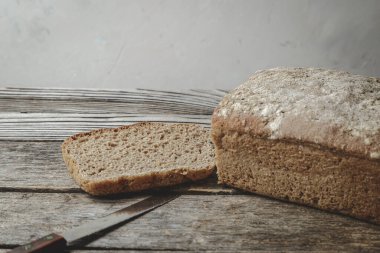 Ev yapımı çavdar ekmeği mayasız, çavdar ekmekli. Sağlık için faydalı.