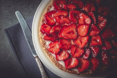 Seramik tabakta şerbetli ev yapımı çilekli turta..