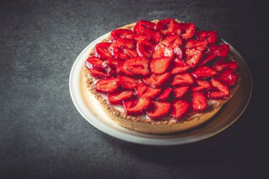 Seramik tabakta şerbetli ev yapımı çilekli turta..