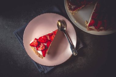 Seramik tabakta şerbetli ev yapımı çilekli turta. Pembe tabakta ev yapımı taze çilekli turta..