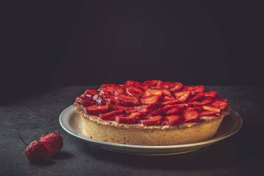 Seramik tabakta şerbetli ev yapımı çilekli turta..