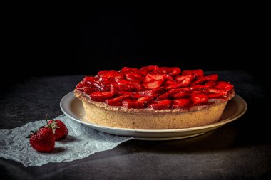 Seramik tabakta şerbetli ev yapımı çilekli turta..