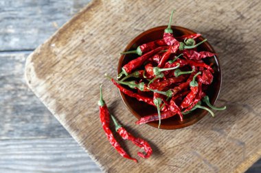 Kuru kırmızı biberler ahşap bir kırsal masada..