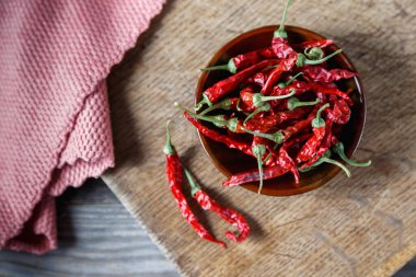 Kuru kırmızı biberler ahşap bir kırsal masada..