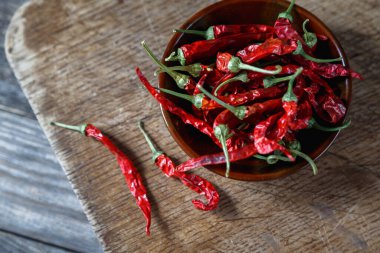 Kuru kırmızı biberler ahşap bir kırsal masada..