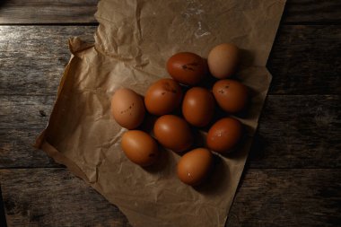 Kırsal ahşap bir masada ekolojik çiftlik tavuğu yumurtası. Sağlıklı yiyecekler. Lezzetli ve besleyici..