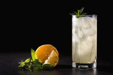 Buzlu, naneli ve limonlu limonatasız yaz tatili. Üst görünüm, metin için yer. Fotokopi alanı olan meyve arkaplanı. Durgun yaşam yemeği.