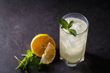 Buzlu, naneli ve limonlu limonatasız yaz tatili. Üst görünüm, metin için yer. Fotokopi alanı olan meyve arkaplanı. Durgun yaşam yemeği.