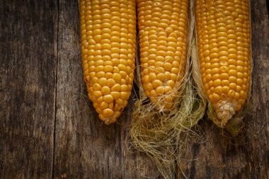 Kırsal ahşap masadaki koçandaki taze mısır. Yaklaş. Lezzetli ve sağlıklı yemekler..