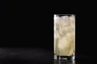 Buzlu, naneli ve limonlu limonatasız yaz tatili. Üst görünüm, metin için yer. Fotokopi alanı olan meyve arkaplanı. Durgun yaşam yemeği.