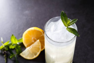 Buzlu, naneli ve limonlu limonatasız yaz tatili. Üst görünüm, metin için yer. Fotokopi alanı olan meyve arkaplanı. Durgun yaşam yemeği.