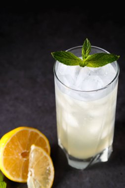 Buzlu, naneli ve limonlu limonatasız yaz tatili. Üst görünüm, metin için yer. Fotokopi alanı olan meyve arkaplanı. Durgun yaşam yemeği.