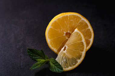 Limon ve taze nane. Limonata bileşenleri. Fotokopi alanı olan meyve arkaplanı. Durgun yaşam yemeği.