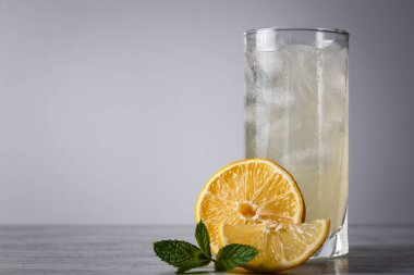 Buzlu, naneli ve limonlu limonatasız yaz tatili. Üst görünüm, metin için yer. Fotokopi alanı olan meyve arkaplanı. Durgun yaşam yemeği.