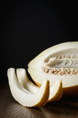 Tam ve dilimlenmiş kavun, ahşap masa zemininde ballı kavun. Çok sağlıklı, doğal, vejetaryen yiyecekler..