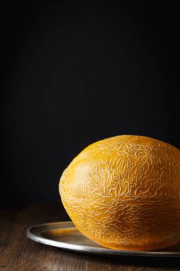 Tam kavun, ahşap masa zemininde bal karpuzu. Çok sağlıklı, doğal, vejetaryen yiyecekler..