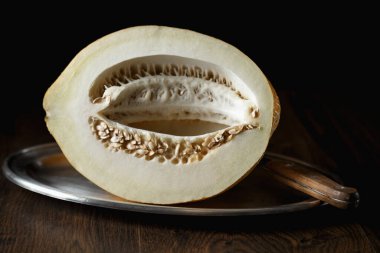 Tam kavun, ahşap masa zemininde bal karpuzu. Çok sağlıklı, doğal, vejetaryen yiyecekler..