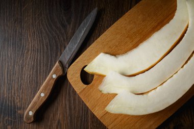 Dilimlenmiş kavun, ahşap masa zemininde bal kavunu. Çok sağlıklı, doğal, vejetaryen yiyecekler..