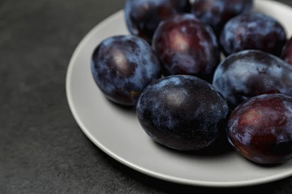 Μπλε Δαμάσκηνο Πιάτο Σκούρο Φόντο Θέση Για Κείμενο Φρούτα Φόντο — Φωτογραφία Αρχείου