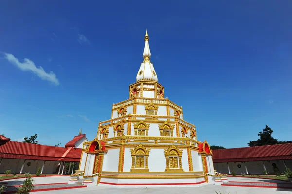 Mavi zemin üzerine beyaz Stupa — Stok fotoğraf