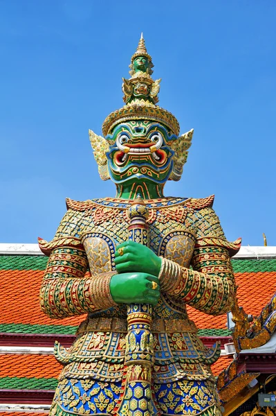 Stupa blanca sobre fondo azul — Foto de Stock