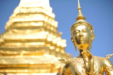 Wat Phra Kaew mavi gökyüzü üzerinde altın heykeli