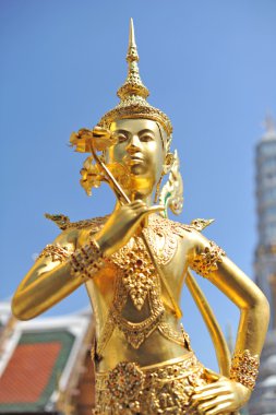 Wat Phra Kaew mavi gökyüzü üzerinde altın heykeli