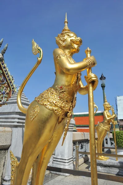 在玉佛寺在蔚蓝的天空的金色雕像 — 图库照片