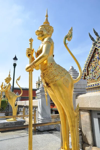 Zlatá socha na Wat Phra Kaew na modré obloze — Stock fotografie