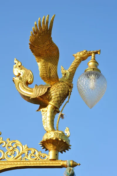 Estatua de cisne dorado en el cielo azul —  Fotos de Stock