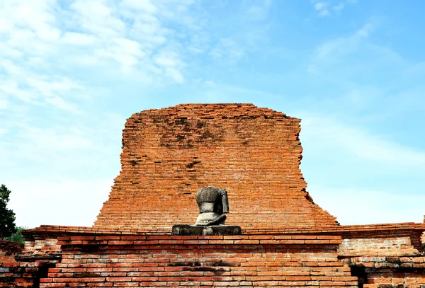 Buddha socha a cihlová zeď — Stock fotografie