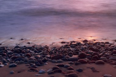 Deniz kıyısındaki taşlar