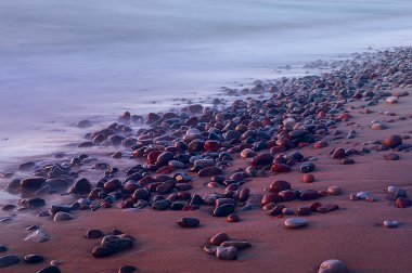 Deniz kıyısındaki taşlar