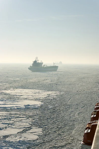 Navire échoué dans la glace de mer — Photo