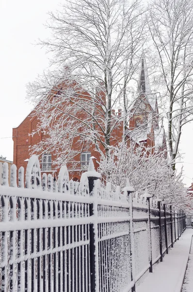 Snö och kyrkan Stockbild