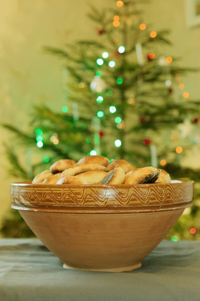 Tazón de barro de pasteles en el árbol de Navidad — Foto de Stock