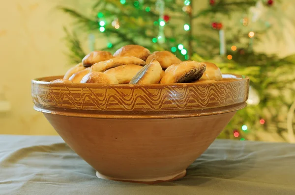 Tazón de barro de pasteles en el árbol de Navidad — Foto de Stock