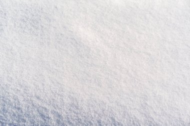 Parlak Kar Parıltısı. Aydınlatılmış Granüler Kar Kapanışı Parıltılı Işıklar ve Parıltı. Aydınlatılmış Güneş Işığı Parlak Işıklar ve Kristal Parıltı Efekti ile Dokulu Kar