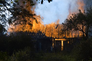 Ateş ahşap evi yakıyor.
