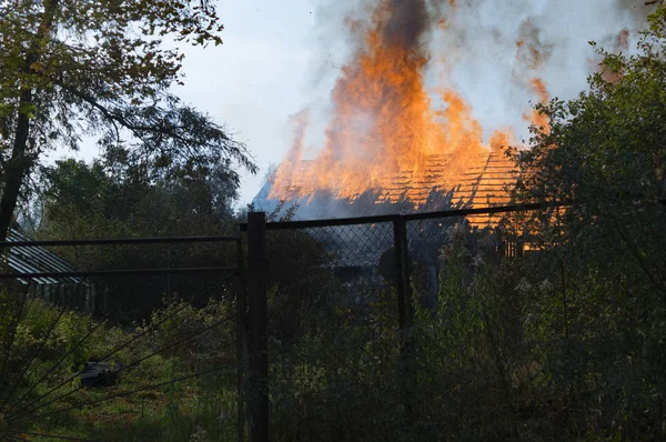 Le feu brûle maison en bois Images De Stock Libres De Droits