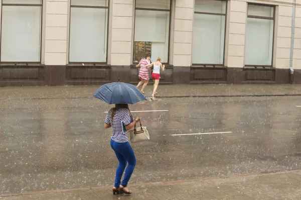 Flickan är sparad från regnet Stockbild