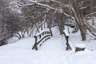 Kışın ahşap köprü